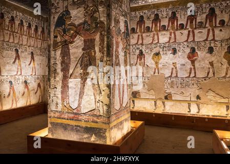 Egitto, Alto Egitto, Valle del Nilo, Luxor, Valle dei Re, patrimonio mondiale dell'UNESCO, colorato bassorilievo raffigurante Faraone su un muro della tomba di Seti I. Foto Stock