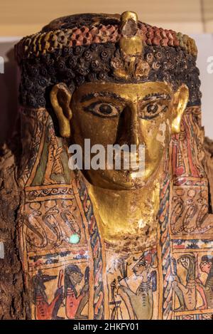 Egitto, Governatorato del Mar Rosso, Hurghada, Museo di Hurghada, Mummia di un uomo con una maschera d'oro decorata con scene religiose e coperto di lino, dalla Valle delle Mummie d'oro, Bahariya Oasis, periodo romano, tomba 54 n132 Foto Stock