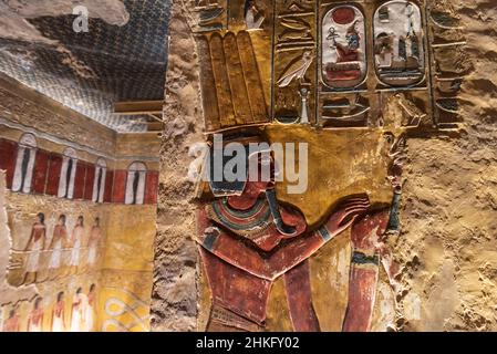 Egitto, Alto Egitto, Valle del Nilo, Luxor, Valle dei Re, patrimonio mondiale dell'UNESCO, colorato bassorilievo raffigurante Faraone su un muro della tomba di Seti I. Foto Stock