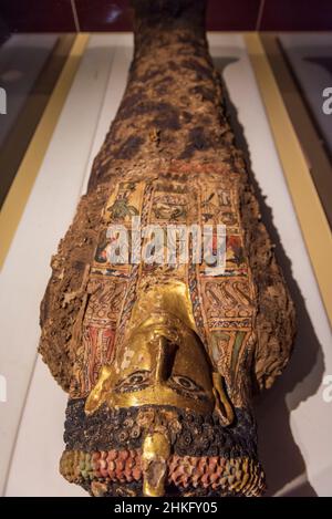 Egitto, Governatorato del Mar Rosso, Hurghada, Museo di Hurghada, Mummia di un uomo con una maschera d'oro decorata con scene religiose e coperto di lino, dalla Valle delle Mummie d'oro, Bahariya Oasis, periodo romano, tomba 54 n132 Foto Stock