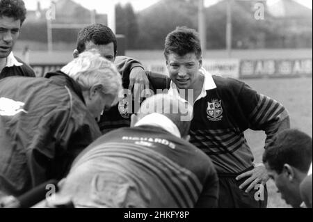 Rob Andrew e i compagni di squadra ascoltano il team manager Geoff Cooke durante la formazione per il tour dei Lions britannici e irlandesi della Nuova Zelanda del 1993 Foto Stock