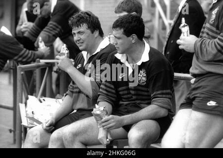 Paul Burnell e Scott Hastings si idratano durante la formazione per il tour dei Lions britannici e irlandesi del 1993 in Nuova Zelanda Foto Stock