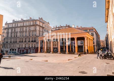 Marsiglia, Francia - 28 gennaio 2022: L'Halle Puget è un antico mercato del pesce situato vicino alla Porte d'Aix di Marsiglia, costruito nel 1672 da Pierre P Foto Stock