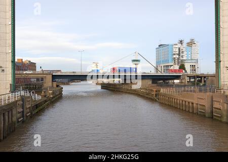 Ponte autostradale di fronte a un fiume a Hull, Regno Unito Foto Stock