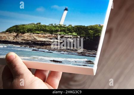 Stampa fotografica su tela allungata sulla cornice con bordo bianco in mano Foto Stock