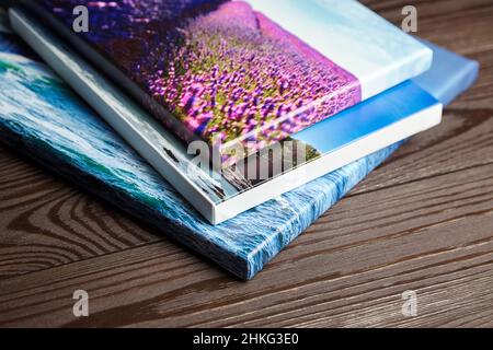 Stampe fotografiche su tela stirate sulla cornice con bordo bianco e rivestimento della galleria Foto Stock