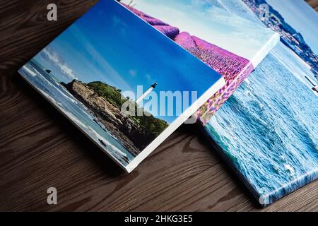 Stampe fotografiche su tela stirate sulla cornice con bordo bianco e rivestimento della galleria Foto Stock