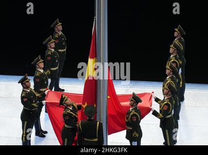 Pechino, Cina. 04th Feb 2022. La bandiera della Cina arriva alle Olimpiadi di apertura dello Stadio Nazionale alle Olimpiadi invernali di Pechino 2022 venerdì 4 febbraio 2022. Foto di Paul Hanna/UPI Credit: UPI/Alamy Live News Foto Stock