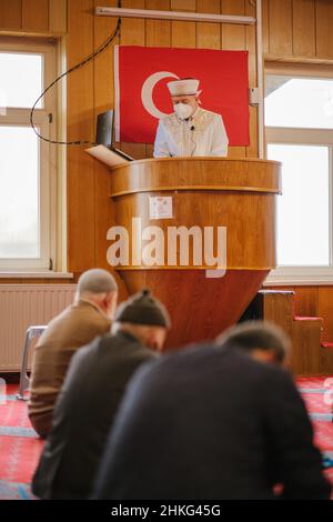 Hannover, Germania. 04th Feb 2022. Imam Serafettin Kurt (r) conduce le preghiere del venerdì alla moschea di Merkez dell'associazione islamica Ditib. Credit: OLE Spata/dpa/Alamy Live News Foto Stock