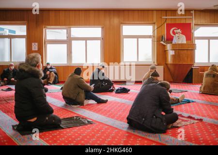 Hannover, Germania. 04th Feb 2022. Imam Serafettin Kurt (r) conduce le preghiere del venerdì alla moschea di Merkez dell'associazione islamica Ditib. Credit: OLE Spata/dpa/Alamy Live News Foto Stock