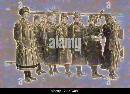 Ispirato dal ritratto di gruppo di sette donne sconosciute in uniforme, in o dopo 1907 - c.. 1920, stampa in argento gelatina, altezza 66 mm x larghezza 98 mm, Reimagined by Artotop. L'arte classica reinventata con un tocco moderno. Design di calda e allegra luminosità e di raggi di luce. La fotografia si ispira al surrealismo e al futurismo, abbracciando l'energia dinamica della tecnologia moderna, del movimento, della velocità e rivoluzionando la cultura Foto Stock