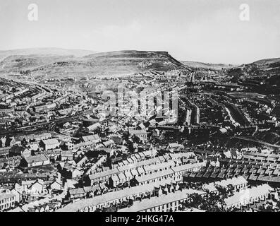 Case a schiera nella città industriale di Tonypandy, Rhondda Cynon Taf, Glamorgan, Galles del Sud, UK c 1900 Foto Stock