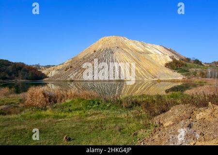 Mullock collina dietro open-pit a Bor, Veliki Krivelj, Serbia Foto Stock