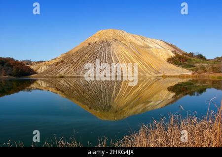 Mullock collina dietro open-pit a Bor, Veliki Krivelj, Serbia Foto Stock