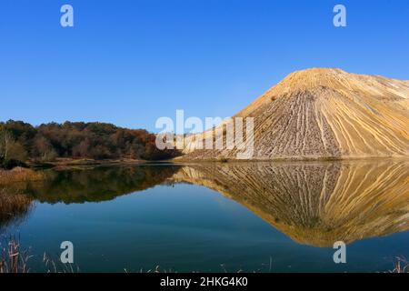 Mullock collina dietro open-pit a Bor, Veliki Krivelj, Serbia Foto Stock