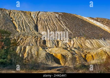 Mullock collina dietro open-pit a Bor, Veliki Krivelj, Serbia Foto Stock