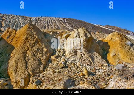 Mullock collina dietro open-pit a Bor, Veliki Krivelj, Serbia Foto Stock