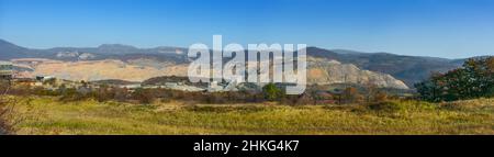 Panorama del open-pit con mullock collina alle spalle, Bor, Veliki Krivelj, Serbia Foto Stock