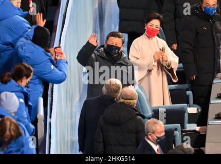 Il presidente cinese Xi Jinping Waves durante la cerimonia di apertura dei Giochi Olimpici invernali di Pechino 2022 allo Stadio Nazionale di Pechino in Cina. Data immagine: Venerdì 4 febbraio 2022. Foto Stock