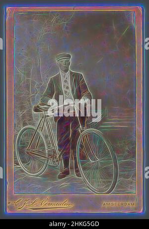 Ispirato dal ritratto di studio di un uomo sconosciuto con una bicicletta, Cornelis Johannes Lodewicus Vermeulen, Amsterdam, c.. 1895 - c. 1910, altezza 145 mm x larghezza 97 mm, reinventato da Artotop. L'arte classica reinventata con un tocco moderno. Design di calda e allegra luminosità e di raggi di luce. La fotografia si ispira al surrealismo e al futurismo, abbracciando l'energia dinamica della tecnologia moderna, del movimento, della velocità e rivoluzionando la cultura Foto Stock