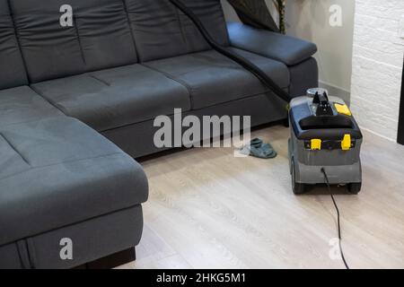 Pulizia a mano un divano con un pulitore a vapore, concetto di pulizia  della casa Foto stock - Alamy