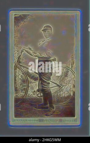Ispirato dal Ritratto di un ragazzo sconosciuto (presumibilmente) in uniforme Boy Scout che tiene una bicicletta, D.W.J. van Winsheijm, Utrecht, c.. 1878 - c. 1895, stampa albume, altezza 93 mm x larghezza 55 mm, reinventata da Artotop. L'arte classica reinventata con un tocco moderno. Design di calda e allegra luminosità e di raggi di luce. La fotografia si ispira al surrealismo e al futurismo, abbracciando l'energia dinamica della tecnologia moderna, del movimento, della velocità e rivoluzionando la cultura Foto Stock