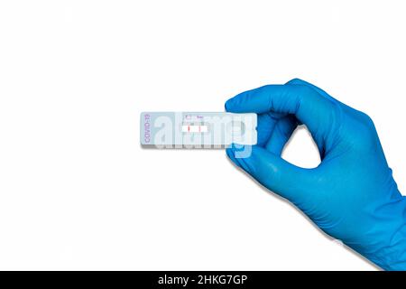 Kit per test rapido antigenico (ATK) con trattenimento a mano con esito positivo durante il test con tampone COVID-19. Foto Stock