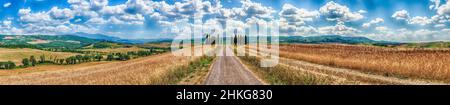 SAN QUIRICO D'ORCIA, ITALIA - GIUGNO 23: Vista panoramica di un iconico gruppo di cipressi a San Quirico d'Orcia, provincia di Siena, Toscana, Italia, come si vede Foto Stock