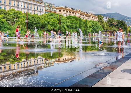 NIZZA, FRANCIA - 12 AGOSTO: Persone che godono di una giornata di sole presso la fontana specchio d'acqua all'interno del Parc du Paillon, Nizza, Costa Azzurra, Francia, il 12 agosto 20 Foto Stock