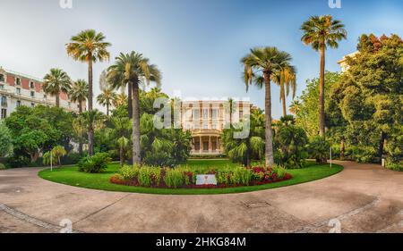 NIZZA, FRANCIA - AGOSTO 11: Vista panoramica con facciata del Musee Massena all'interno di un bellissimo giardino con palme situato sulla Promenade des Anglais in NIC Foto Stock