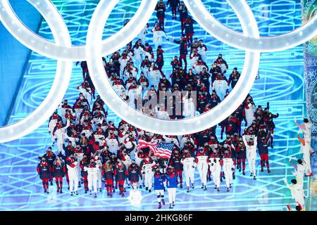Pechino, Cina. 04th Feb 2022. Gli atleti del team degli Stati Uniti arrivano alle Olimpiadi di apertura dello Stadio Nazionale alle Olimpiadi invernali di Pechino 2022 venerdì 4 febbraio 2022. Foto di Richard Ellis/UPI Credit: UPI/Alamy Live News Foto Stock