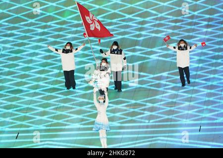Pechino, Cina. 04th Feb 2022. Gli atleti della squadra cinese di Hong Kong arrivano alle cerimonie di apertura olimpiche dello Stadio Nazionale alle Olimpiadi invernali di Pechino 2022 venerdì 4 febbraio 2022. Foto di Richard Ellis/UPI Credit: UPI/Alamy Live News Foto Stock