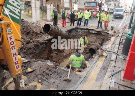 Gli ingegneri dell'acqua lavorano per riparare una grande rete idrica del Tamigi che si è rotta a Knights Hill, Norwood, Londra, Regno Unito. 27 Jan 2008 Foto Stock