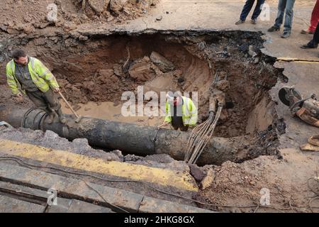 Gli ingegneri dell'acqua lavorano per riparare una grande rete idrica del Tamigi che si è rotta a Knights Hill, Norwood, Londra, Regno Unito. 27 Jan 2008 Foto Stock