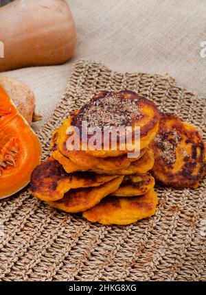 Frittelle di zucca o frittelle tradizionali sudafricane conosciute come Pampoenkoekies Foto Stock