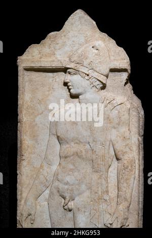 Vista completa di una stele funeraria classica di un soldato di Pella. Foto Stock