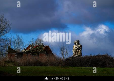 "The Nuba Survival" è una statua alta cinque metri di due scheletri chiusi in un abbraccio a Checkendon, nell'Oxfordshire. La statua fu creata dall'artista locale John Buckley - meglio noto per la sua scultura di uno squalo che si stacca da un tetto a Headington - nel 2001 dopo aver visitato i popoli Nuba in Sudan. Data immagine: Venerdì 4 febbraio 2022. Il credito fotografico deve essere: Steve Parsons/PA Wire Foto Stock