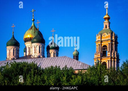 Novospassky Monastero, un monastero fortificato russo-ortodosso a Mosca. Presa nel 1995, 4 anni dopo che il complesso è stato restituito alla Chiesa Ortodossa. Foto Stock