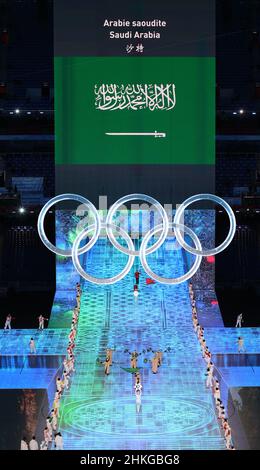 Pechino, Cina. 4th Feb 2022. La delegazione olimpica dell'Arabia Saudita si è sfilata nello stadio nazionale durante la cerimonia di apertura dei Giochi olimpici invernali di Pechino 2022 a Pechino, capitale della Cina, 4 febbraio 2022. Credit: Yang Lei/Xinhua/Alamy Live News Foto Stock