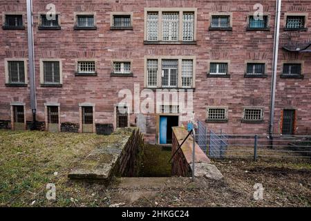 Heidelberg, Germania. 03rd Feb 2022. Una scala conduce ad un edificio dell'ex prigione 'Fauler Pelz'. (A dpa 'ispute over 'Fauler Pelz' - City wants to stop work in ex-carcert') Credit: Uwe Anspach/dpa/Alamy Live News Foto Stock