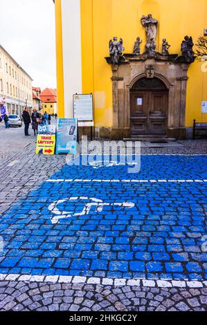 Parcheggio blu in città Foto Stock