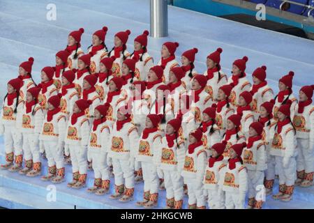 Pechino, Cina. 04th Feb 2022. Un gruppo di giovani cantanti si esibiscono venerdì 4 febbraio 2022 alle Olimpiadi invernali di Pechino 2022 durante le cerimonie di apertura olimpiche dello stadio nazionale. Foto di Richard Ellis/UPI Credit: UPI/Alamy Live News Foto Stock