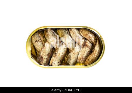 Lattina aperta di sardine su sfondo bianco. Spratti di pesce in un vaso di metallo isolato. Vista dall'alto, dall'alto Foto Stock