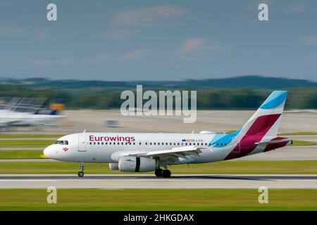 Monaco di Baviera, Germania - Settembre 12. 2021 : Eurowings Europe Airbus A319-132 con l'immatricolazione del velivolo OE-LYX sta atterrando sulla pista meridionale 26L di Foto Stock