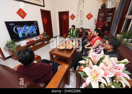 YUNCHENG, CINA - 4 FEBBRAIO 2022 - la gente guarda la cerimonia di apertura dei Giochi Olimpici invernali 24th in diretta TV a Yuncheng, il P Shanxi della Cina settentrionale Foto Stock