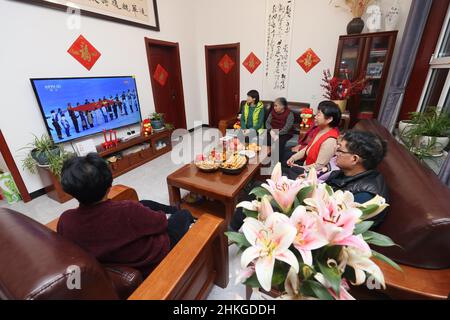 YUNCHENG, CINA - 4 FEBBRAIO 2022 - la gente guarda la cerimonia di apertura dei Giochi Olimpici invernali 24th in diretta TV a Yuncheng, il P Shanxi della Cina settentrionale Foto Stock