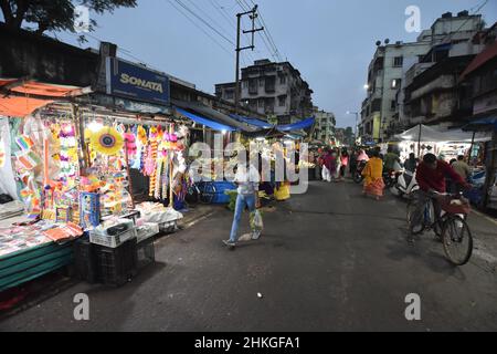 Howrah, India. 04th Feb 2022. La gente sta procurando i materiali della puja l'ultima sera prima del Saraswati Puja che sarà osservato il 5th febbraio 2022. (Foto di Biswarup Gangully/Pacific Press) Credit: Pacific Press Media Production Corp./Alamy Live News Foto Stock