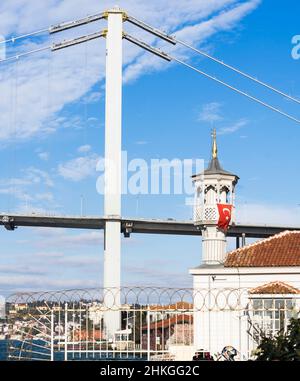 Una vista prospettica della Moschea di Uryanizade con il Ponte sul Bosforo a Kuzguncuk. Kuzguncuk è un quartiere di Istanbul che si trova nel distretto di Uskudar. Foto Stock