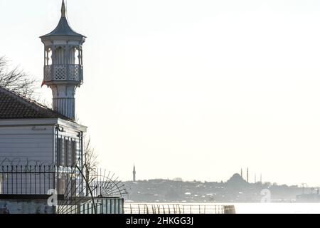 Una vista prospettica della Moschea di Uryanizade con la Silhouette di Istanbul a Kuzguncuk. Kuzguncuk è un quartiere di Istanbul che si trova nel distretto di Uskudar. Foto Stock