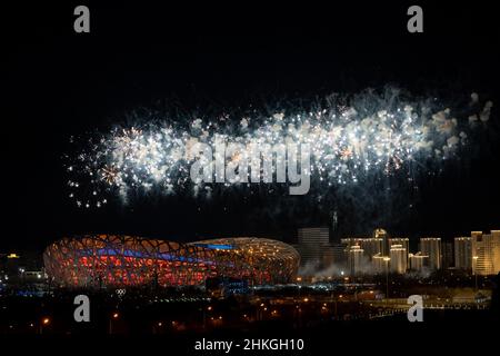 PECHINO, CINA - 4 FEBBRAIO 2022 - i fuochi d'artificio sono visti durante la cerimonia di apertura dei Giochi Olimpici invernali di Pechino 2022 allo Stadio Nazionale in Foto Stock